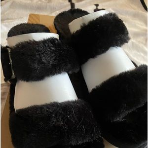 Kookaburra by Ugg FURR-AH Women’s flat sandal.